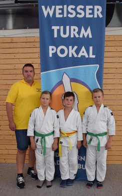 Der Judo-Nachwuchs des Budo-Clubs Mühlheim, von links Betreuer Sven Simon, Bryan Fokin, Luca Simon, Kevin Fokin